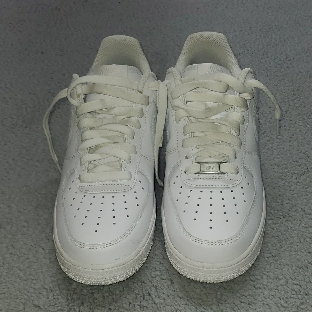 Nike Air Force 1 '07 'Triple White' Women's Size 7.5 DD8959-100 - Picture 3 of 9